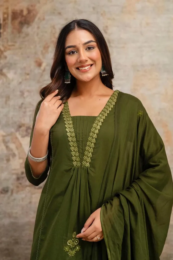 Featuring_Beautiful_Heavy_Set_Which_Is_Beautifully_Decorated_All_Over_Handwork_On_Suit_And_Digital_Print_Swdh03_Dark_Green
