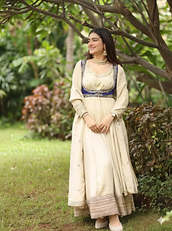 New_Launching_3_Piece_Suit_Set_With_Beautiful_Yoke_Rrrd32