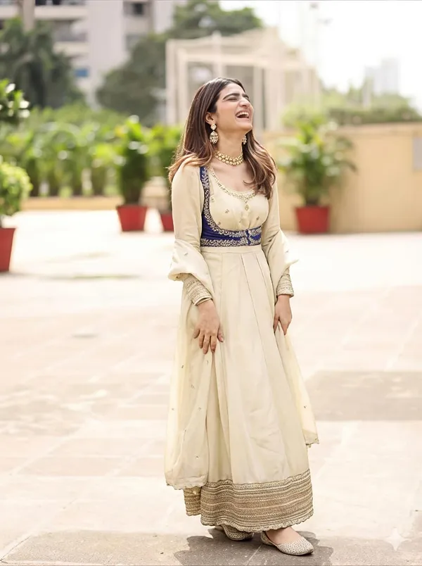 New_Launching_3_Piece_Suit_Set_With_Beautiful_Yoke_Rrrd32
