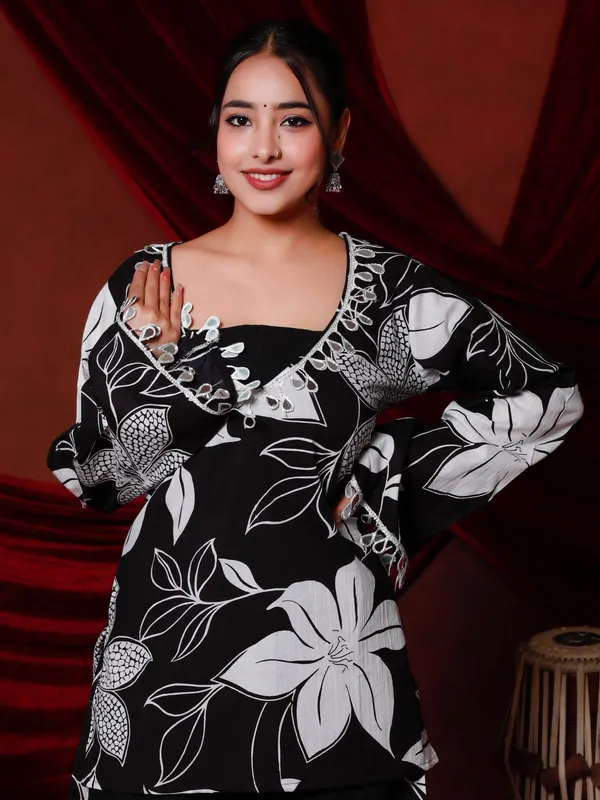Adorn_Yourself_In_Festive_Elegance_With_This_Stunning_Maroon_Floral_Coord_Set_Rrrd37_Maheroon