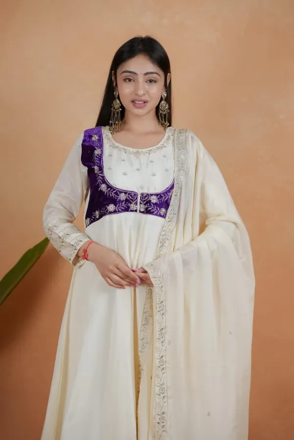 New_Launching_3_Piece_Suit_Set_With_Beautiful_Yoke_New_Heavy_Designer_Embroidery_Work_Suit_Set_Rrrd38