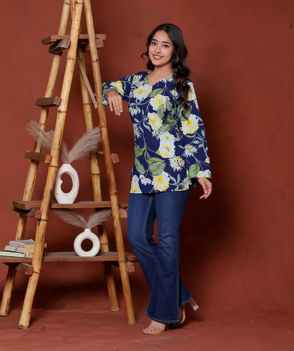 Elevate_Your_Ethnic_Wardrobe_With_This_Chic_And_Vibrant_Fuchsia_Pink_Blue_Skay_Green_Kurti_Featuring_A_Striking_White_Lily_Print_This_Piece_Is_Designed_For_The_Modern_Woman_Who_Loves_A_Mix_Of_Classic_Charm_And_Edgy_Details_Rrrd40_Navy