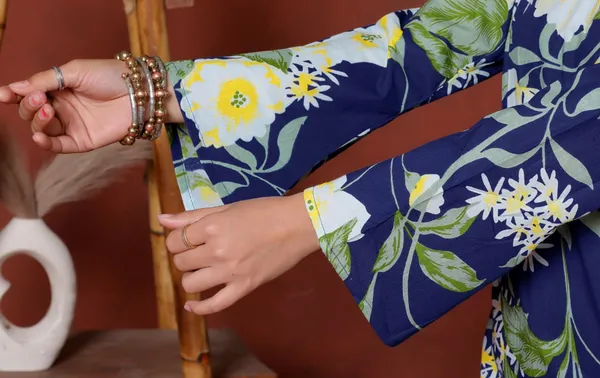 Elevate_Your_Ethnic_Wardrobe_With_This_Chic_And_Vibrant_Fuchsia_Pink_Blue_Skay_Green_Kurti_Featuring_A_Striking_White_Lily_Print_This_Piece_Is_Designed_For_The_Modern_Woman_Who_Loves_A_Mix_Of_Classic_Charm_And_Edgy_Details_Rrrd40_Navy
