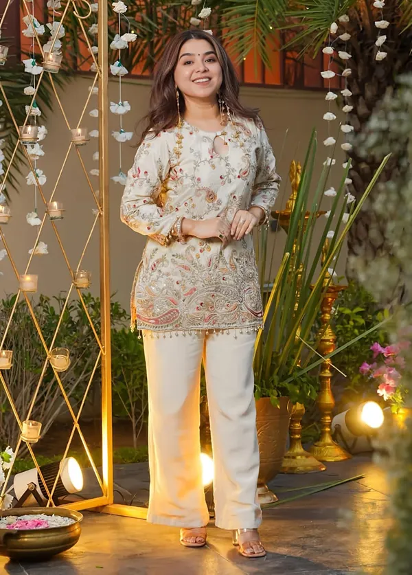Featuring_Beautiful_Heavy_Suit_Set_Which_Is_Beautifully_Decorated_Embroidery_It_Is_Paired_With_Matching_Trouser_Pair_Rrr43