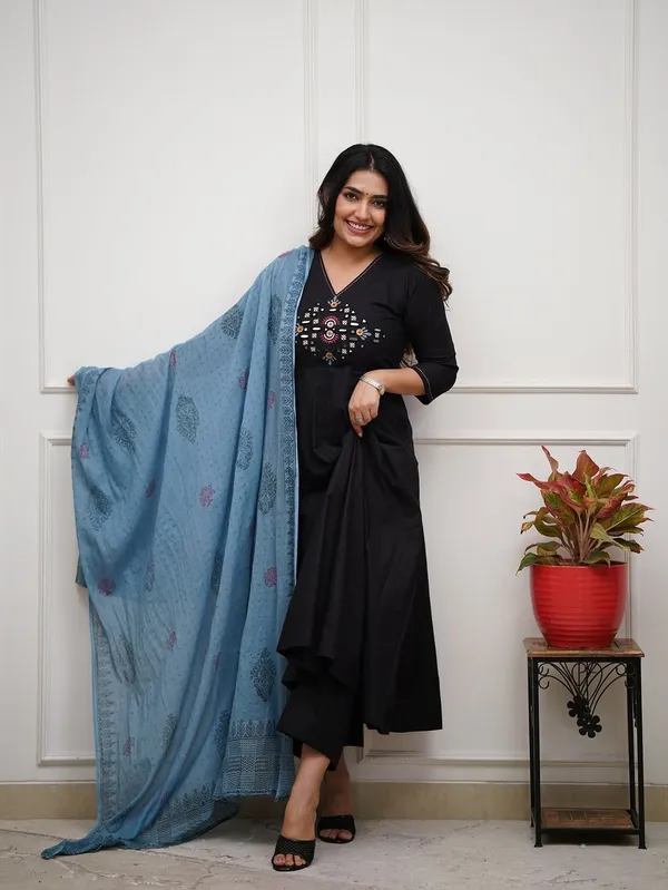 Dazzling_Anarkalis_With_Intricate_Mirror_Work_Swsk65