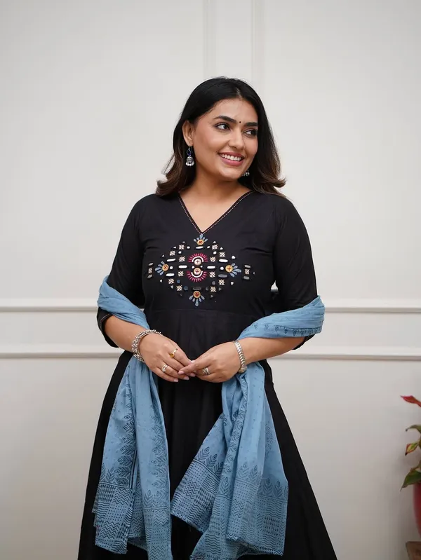 Dazzling_Anarkalis_With_Intricate_Mirror_Work_Swsk65