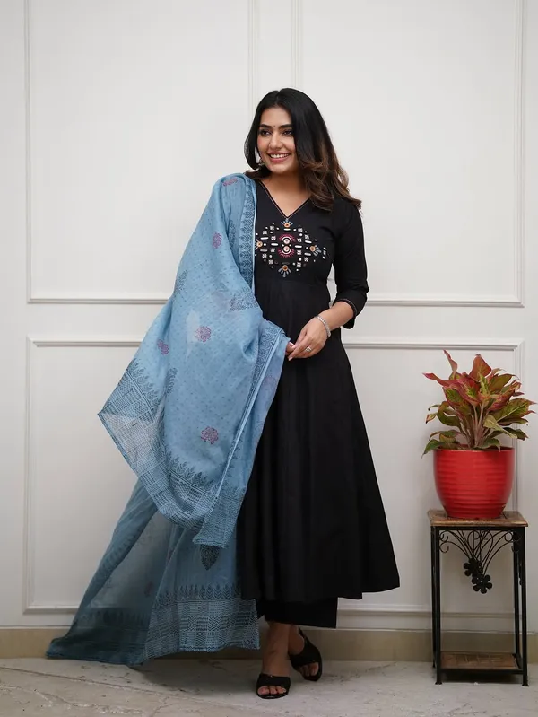 Dazzling_Anarkalis_With_Intricate_Mirror_Work_Swsk65