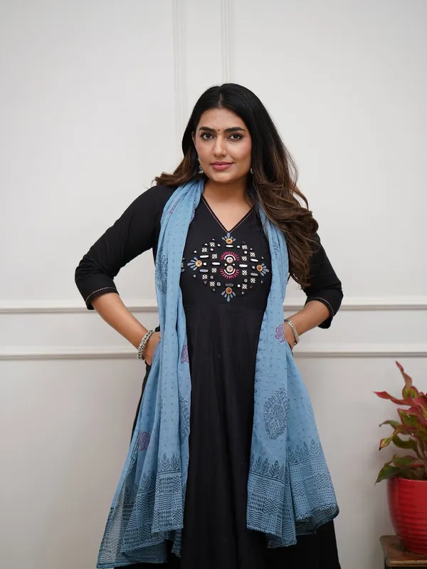 Dazzling_Anarkalis_With_Intricate_Mirror_Work_Swsk65