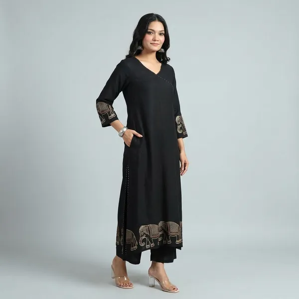 Upgrade_Your_Office_Wear_Wardrobe_With_This_Classy_Kurti_Embroidery_Work_Detailing_With_White