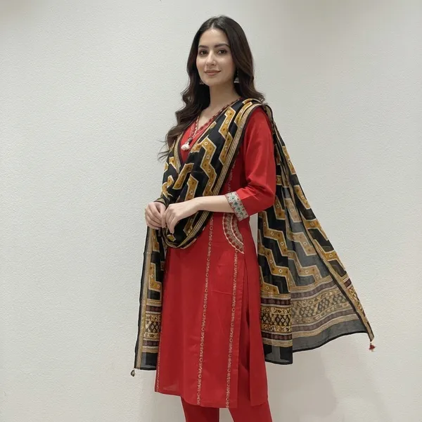 Featuring_Beautiful_Heavy_Set_Which_Is_Beautifully_Decorated_All_Over_Handwork_On_Suit_Roamn_Silk_Swdh05