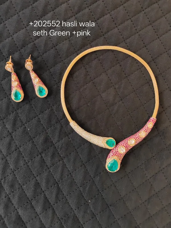 Multicolor_Stone_Brass_Hasli_Necklace_Set_For_Women