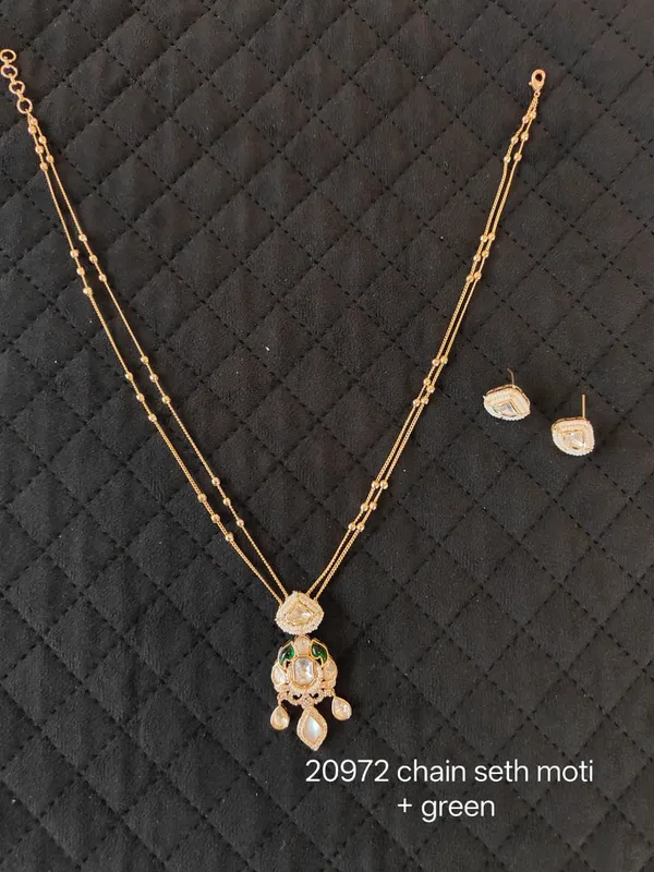 Gold_And_Green_Stone_Brass_Chain_Pendant_Necklace_Set_For_Women
