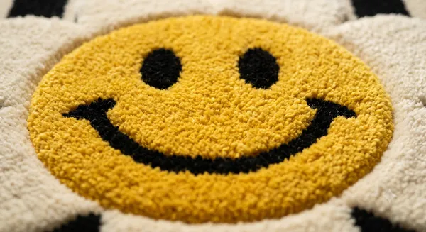Wool_Playful_Daisy_Smiley_Face_Shaped_Tufted_Rug