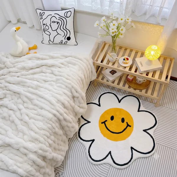 Wool_Playful_Daisy_Smiley_Face_Shaped_Tufted_Rug