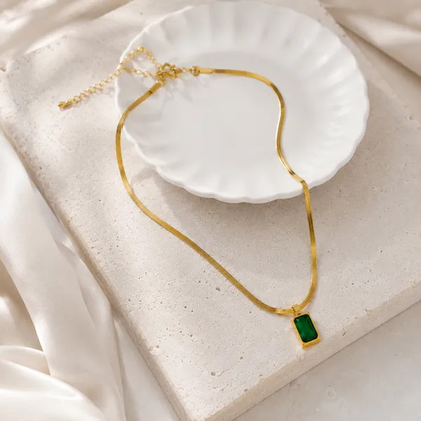 Gold_Plated_Flat_Chain_Necklace_with_Green_Stone_Pendant