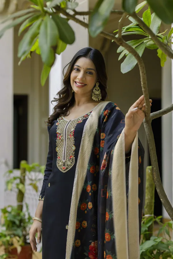 Black_Kurta_Set80%_Cotton,_20%_Silk_For_Women