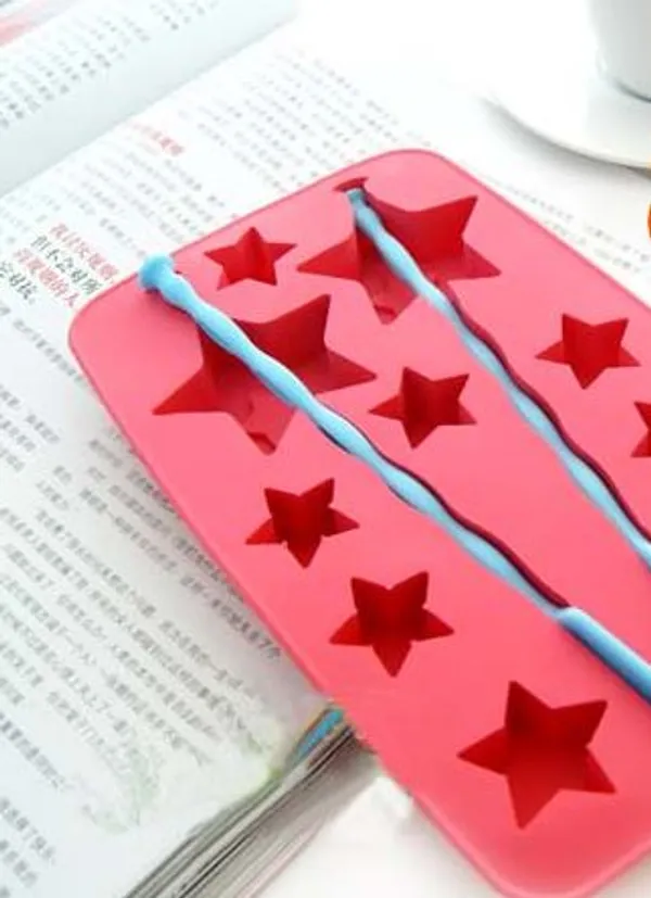 Magic_Star_Silicone_Ice_Cube_Tray_with_Reusable_Stirrers_–_2-in-1_Wand_Mold_&_Small_Stars_for_Mocktails,_Cocktails_&_Kids_Parties
