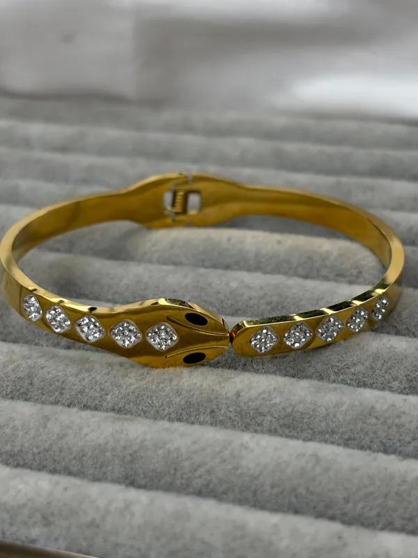 Gold_&_Black_Stainless_Steel_Bracelet_For_Women