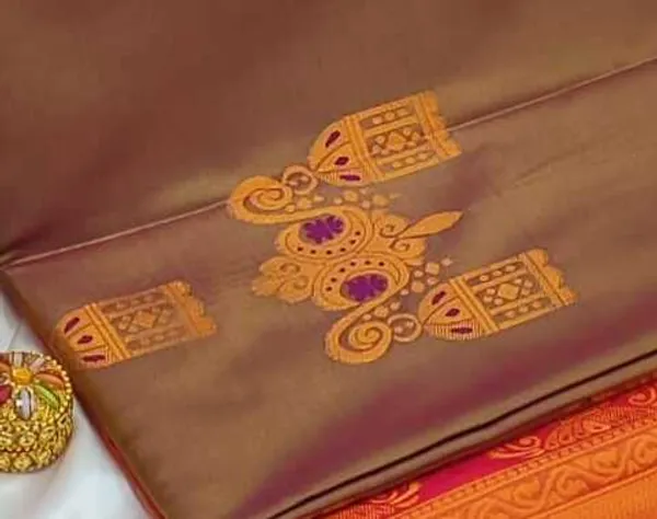 BANARASI_LITCHI_SILK_KANJEEVARAM_SAREE_WITH_TASSELS_AND_LATKAN_WITH_BLOUSE_PIECE