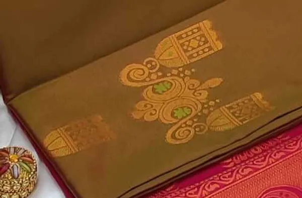 Banarasi_Kanjeevaram_Silk_Saree_with_Rich_Zari_Weaving_and_festive_and_wedding_wear_And_Party_Wear_collection_With_Tassels_Latkan_And_Blouse_Piece