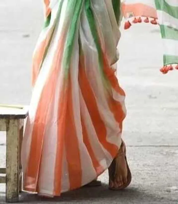 Cotton_Linen_Saree_Tiranaga_while_the_matching_tassels_traditional_unstitched_blouse_piece_choice_for_Independence_Day_celebrations,_school_and_college_functions_occasions