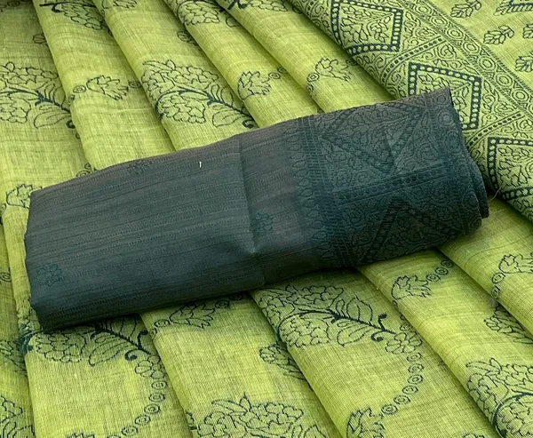 Cotton_Silk_Linen_Saree_beautifully_cotton_saree_featuring_delicate_floral_prints_and_designed_border_daily_wear,_office_Party_Wear_With_tassels_latkan_And_blouse_piece