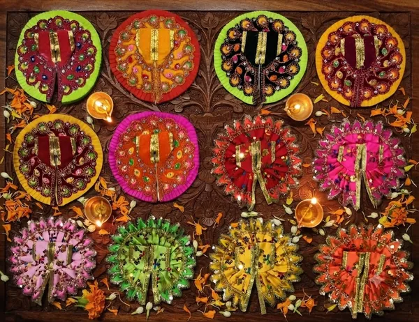 Laddu_Gopal_3-Piece_Combo_Set_Size_2_2_Poshaks_And_1_Matching_Pagadi,Mukut_Assorted_Colors,_Same_Design
