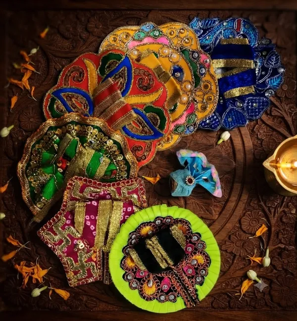 Traditional_Embroidered_Laddu_Gopal_Poshak_Combo_with_Matching_Pagadi_for_Size_No._0_Colours_May_Vary