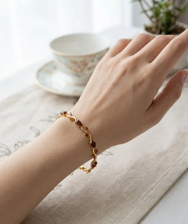 Gold_Vine_Link_Bracelet_With_Amber_Stones_For_Women
