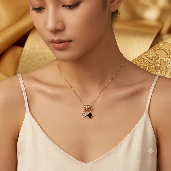 Gold_Plated_Crystal_Clover_Pendant_Necklace_For_Women