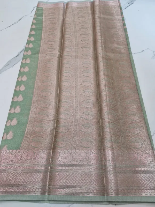 Light_Weight_Fancy_Silk_Cutting_Booti_With_Self_Border_And_Rich_Contrast_Pallu_Silk_Zari_Woven_Banarasi_Saree_For_Women