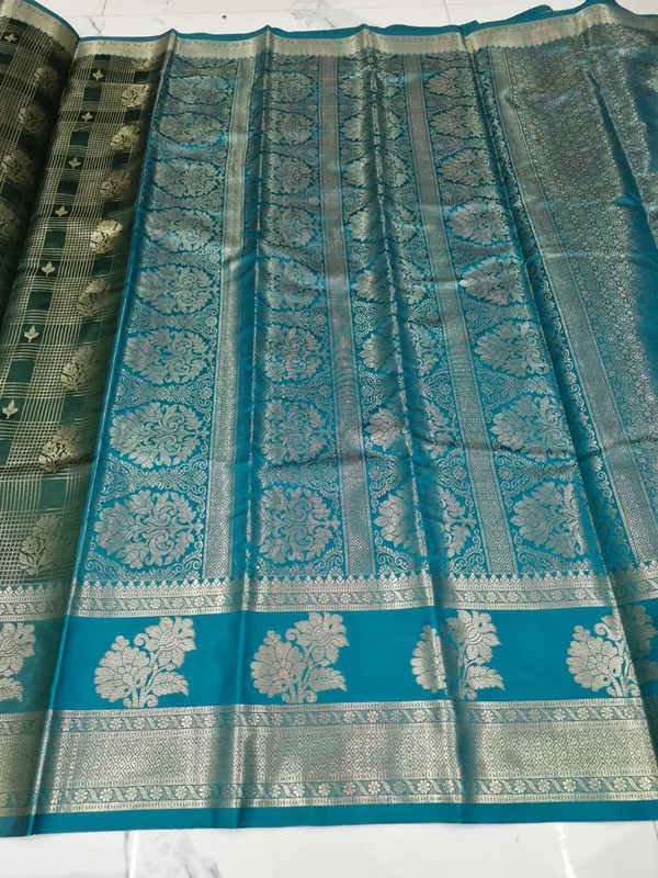 Kanjivaram_Brocade_Bottal_Green_Checked_Silk_Zari_Woven_Banarasi_Saree_For_Women