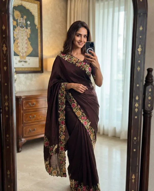 Brown_Crush_Tissue_Hand_Woven_Border_Saree_For_Women