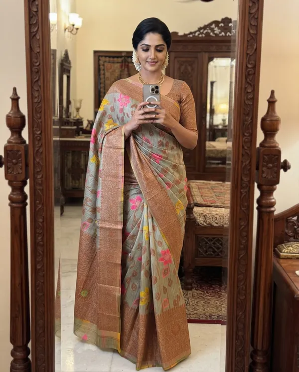 Earthy_Brown_Cotton_Linen_Floral_Leafy_Print_Saree_For_Women