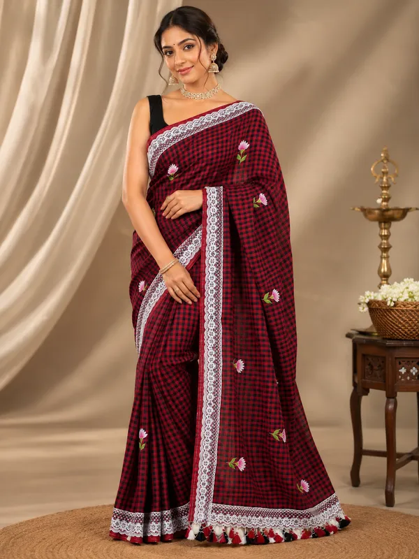 Black_Red_Pure_Mul_Cotton_Check_Floral_Lace_Saree_For_Women