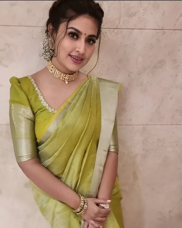 Oxin_Woven_Banarasi_Jacquard_Saree_(Light_Green)