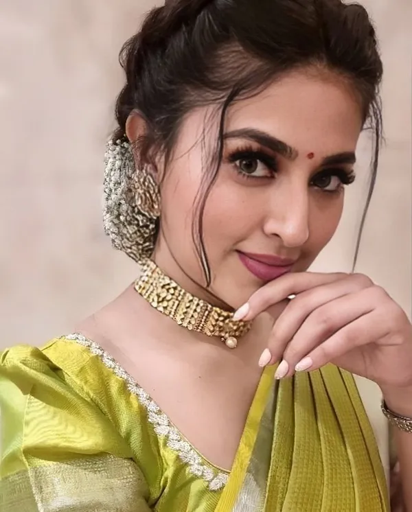 Oxin_Woven_Banarasi_Jacquard_Saree_(Light_Green)