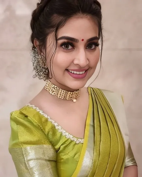 Oxin_Woven_Banarasi_Jacquard_Saree_(Light_Green)