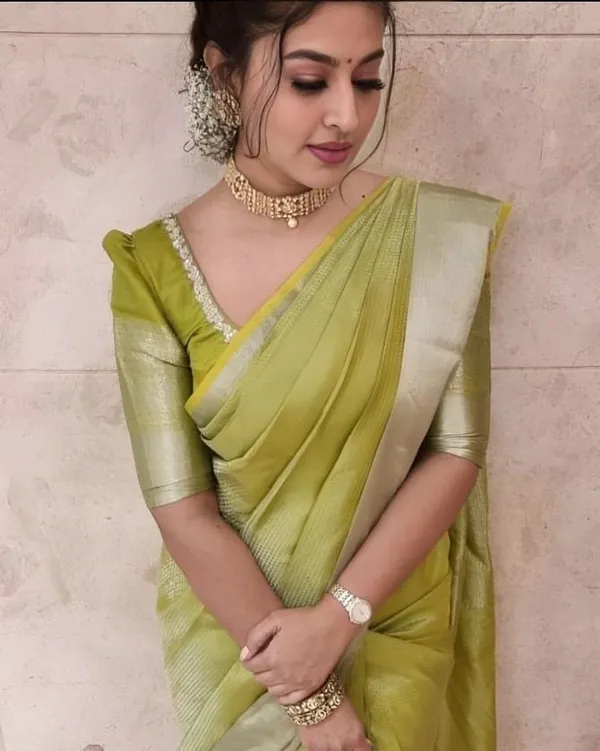 Oxin_Woven_Banarasi_Jacquard_Saree_(Light_Green)