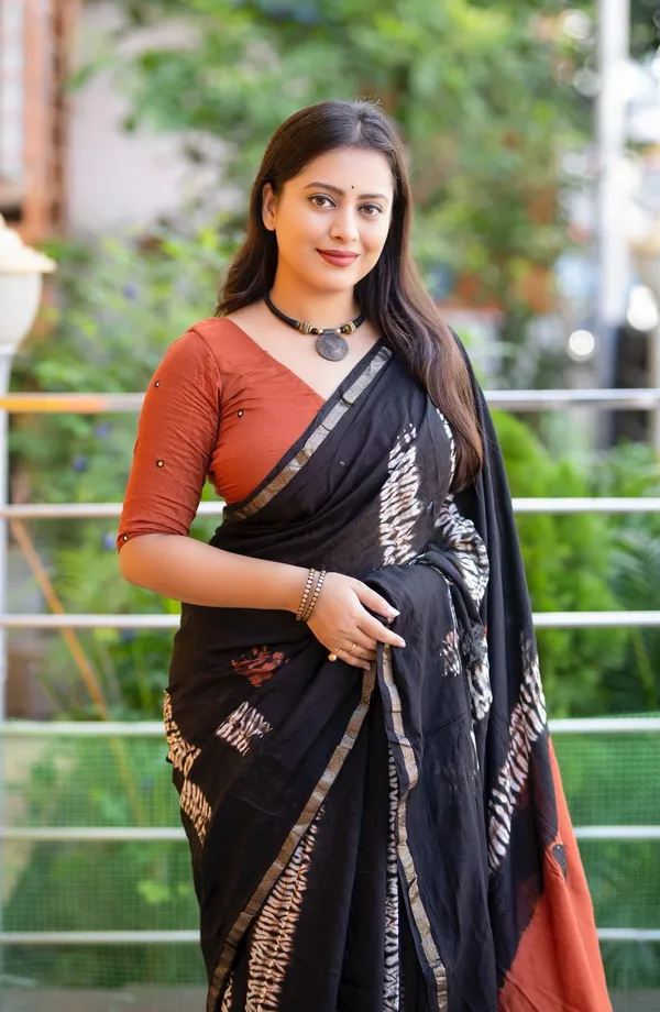 Oxn_Printed,_Embroidered_Bandhani_Pure_Silk_Saree_(Black)
