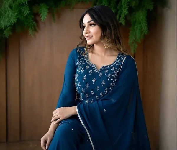 Kuldevi_Embroidered_Kurta,_Trouser/Pant_&_Dupatta_Set