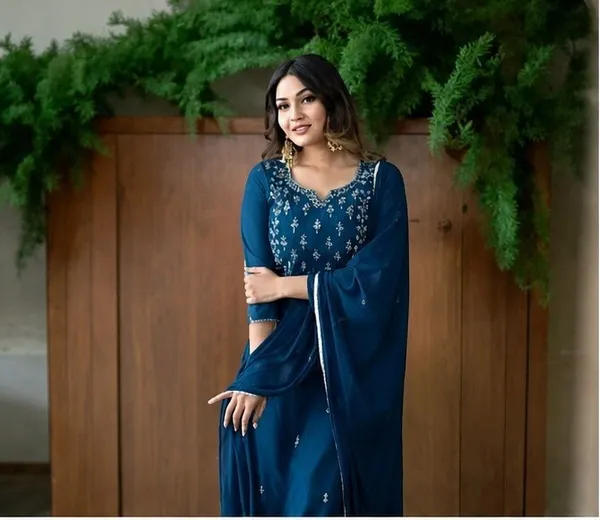 Kuldevi_Embroidered_Kurta,_Trouser/Pant_&_Dupatta_Set
