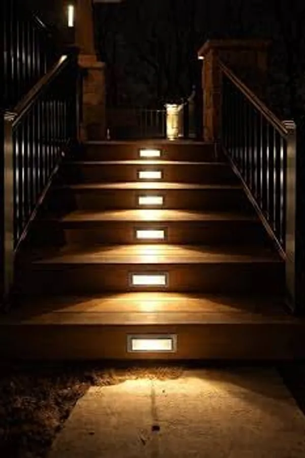 Modern_Aluminum_Stair_Step_Light