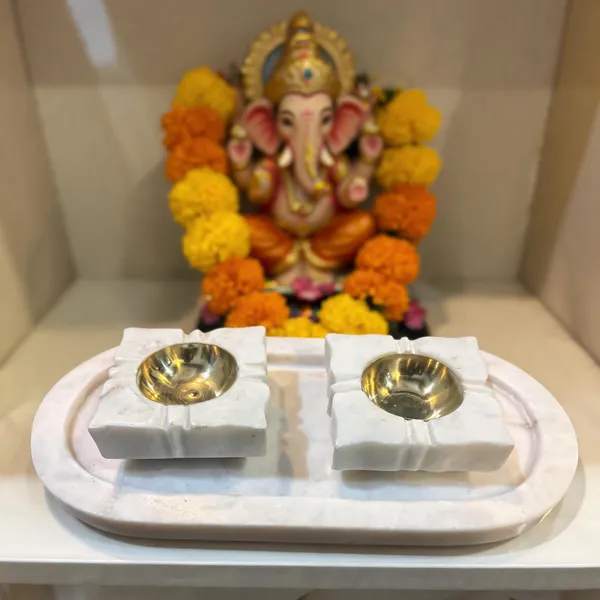 Marble_Pooja_Plate_With_Brass_Diya_Set_Of_3