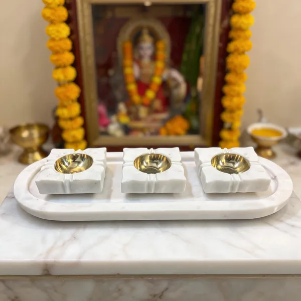 Marble_Pooja_Plate_With_Brass_Diya_Set_Of_3