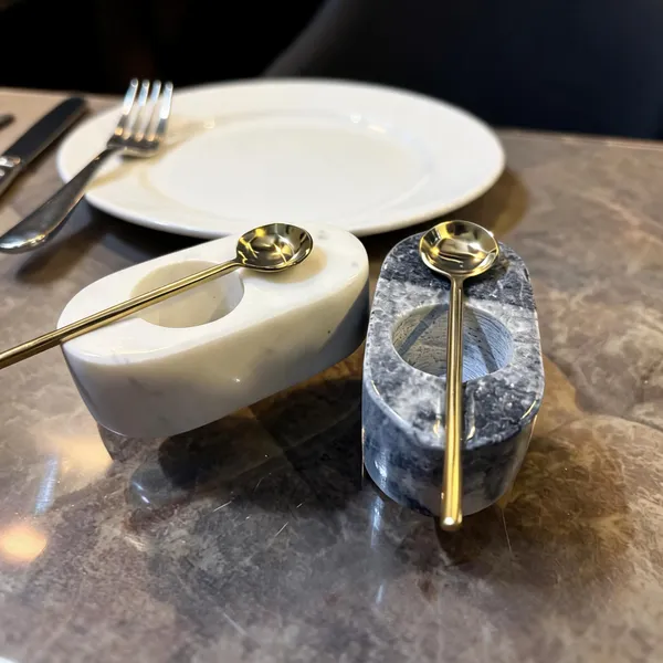 Marble_Dining_Veined_Salt_Cellar_With_Brass_Spoon