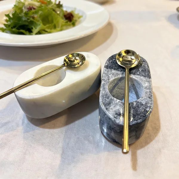 Marble_Dining_Veined_Salt_Cellar_With_Brass_Spoon