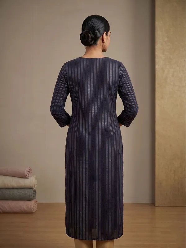 Stylish_Embroidered_Kurti_Simple_Elegant_Design