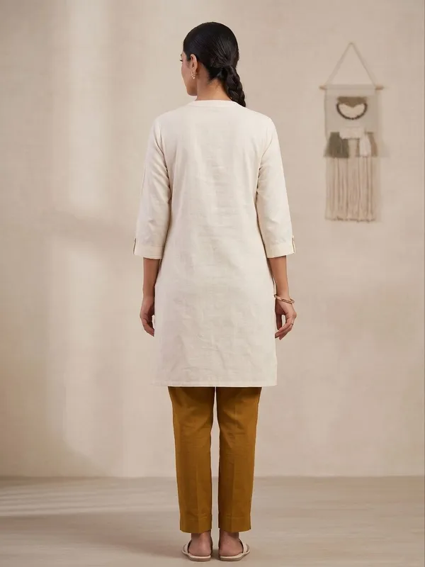 Stylish_Embroidered_Short_Kurti_With_Collar