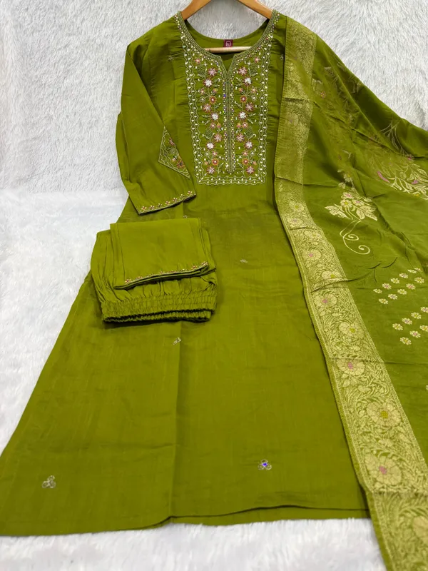 Green_Viscose_Mango_Silk_Kurti_Pant_Set_with_Jacquard_Dupatta